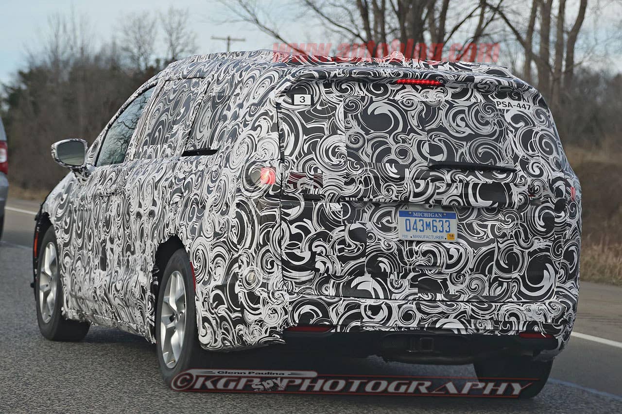 2017 chrysler town and country rear detail