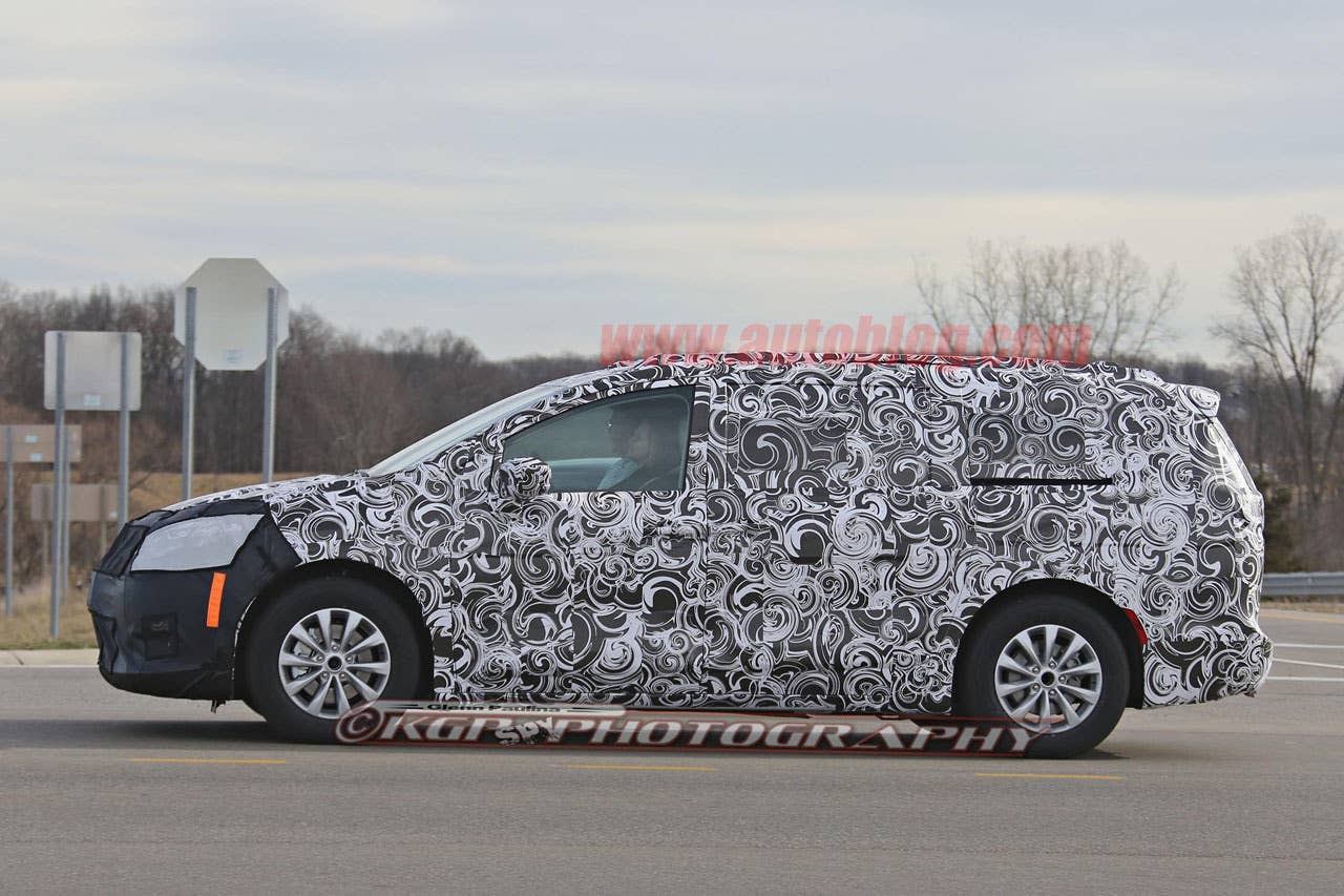 2017 chrysler town and country side driver side