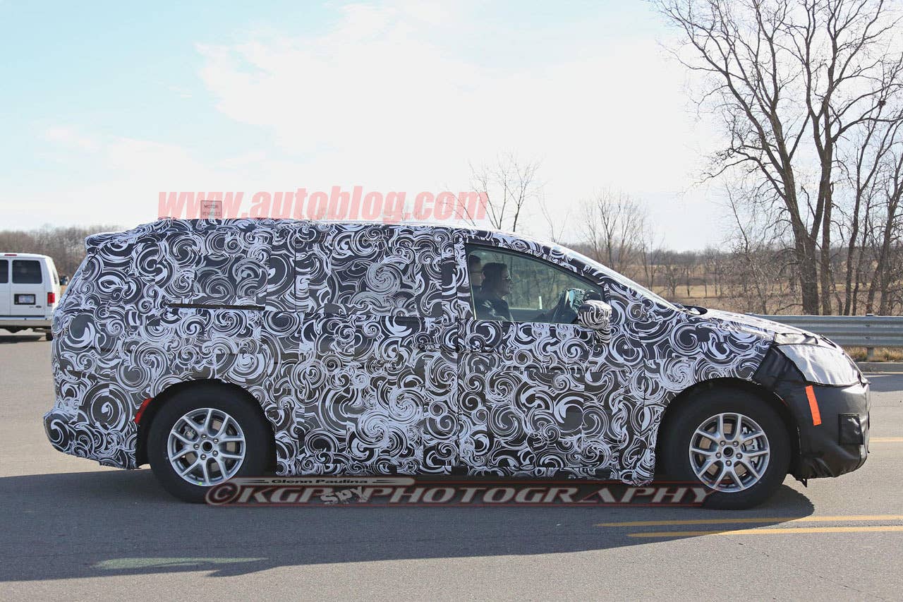 2017 chrysler town and country profile passenger side