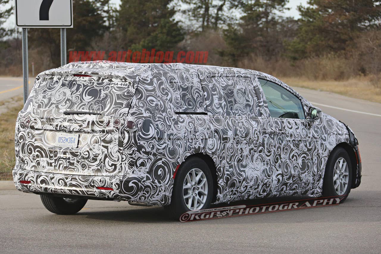 2017 chrysler town and country rear bumper detail