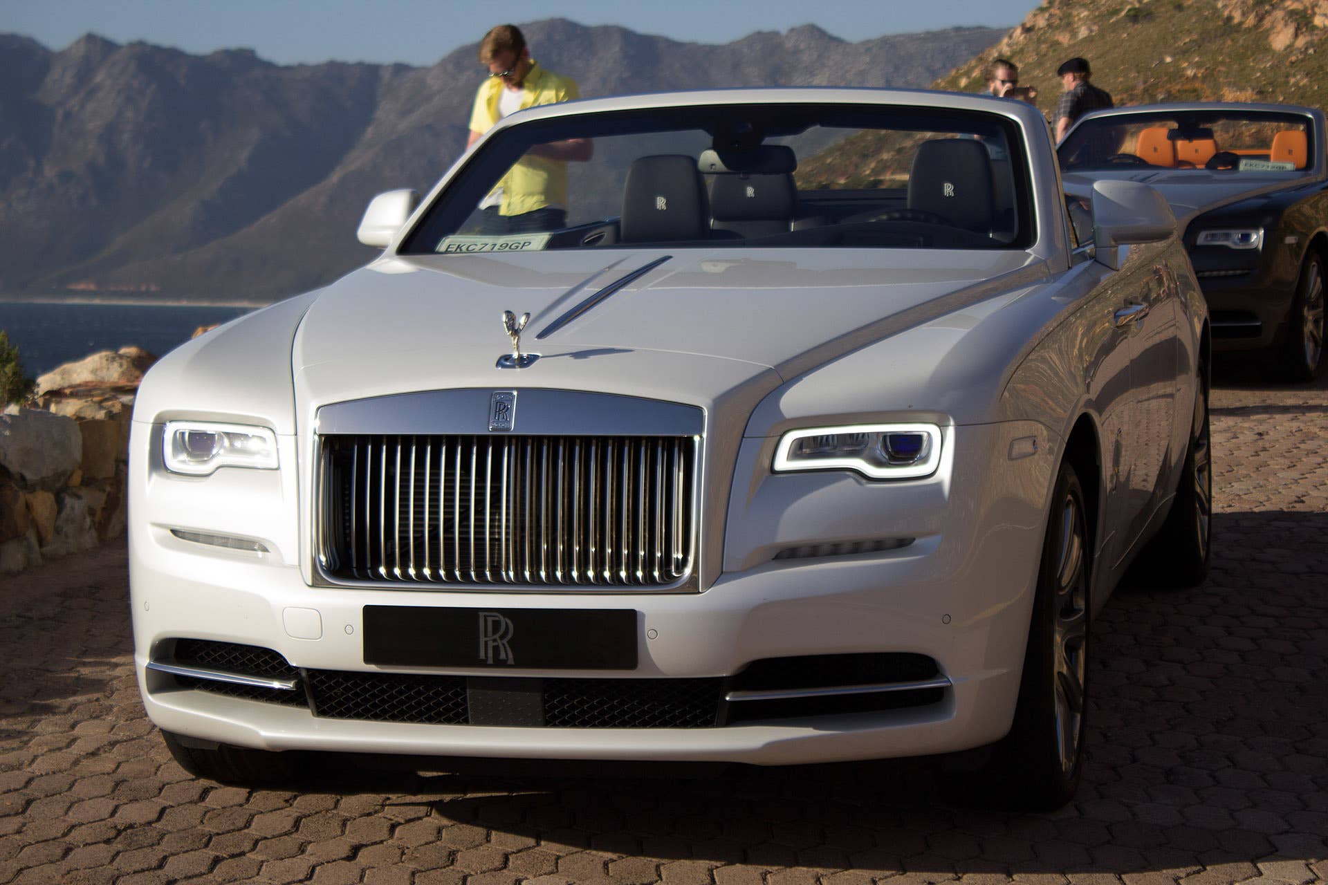 2016 Rolls-Royce Dawn front 3/4 view