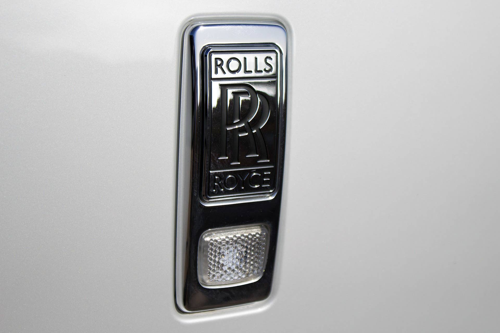 2016 Rolls-Royce Dawn badge