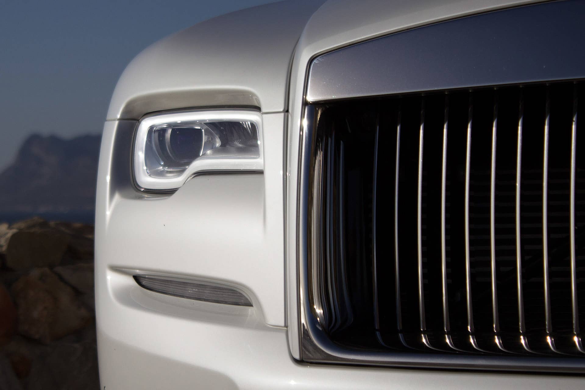 2016 Rolls-Royce Dawn headlight