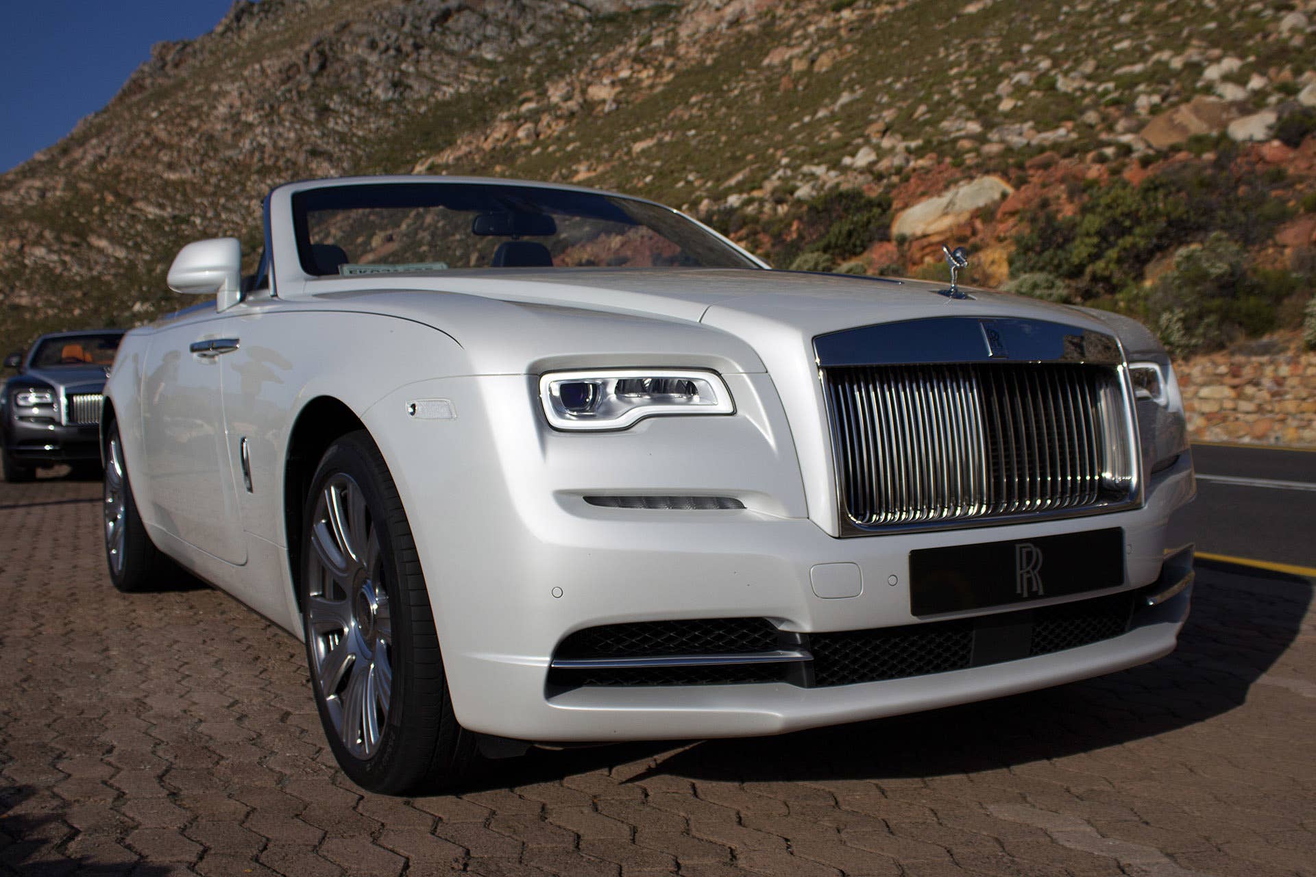 2016 Rolls-Royce Dawn front 3/4 view