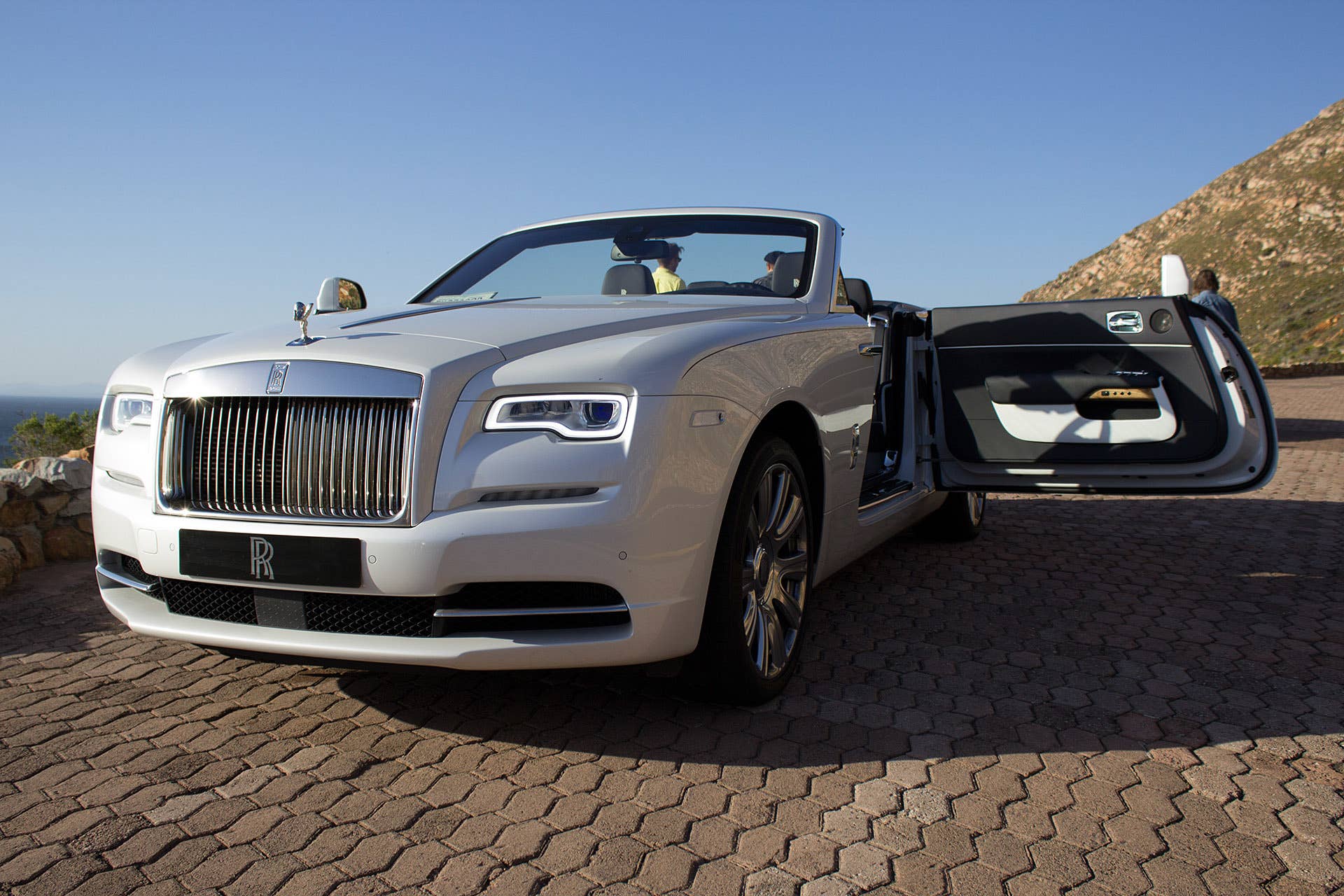 2016 Rolls-Royce Dawn front 3/4 view