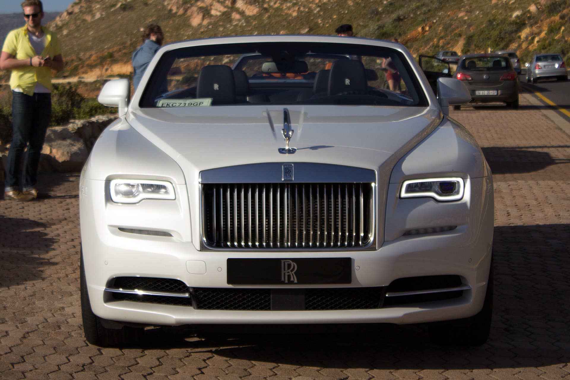 2016 Rolls-Royce Dawn front view