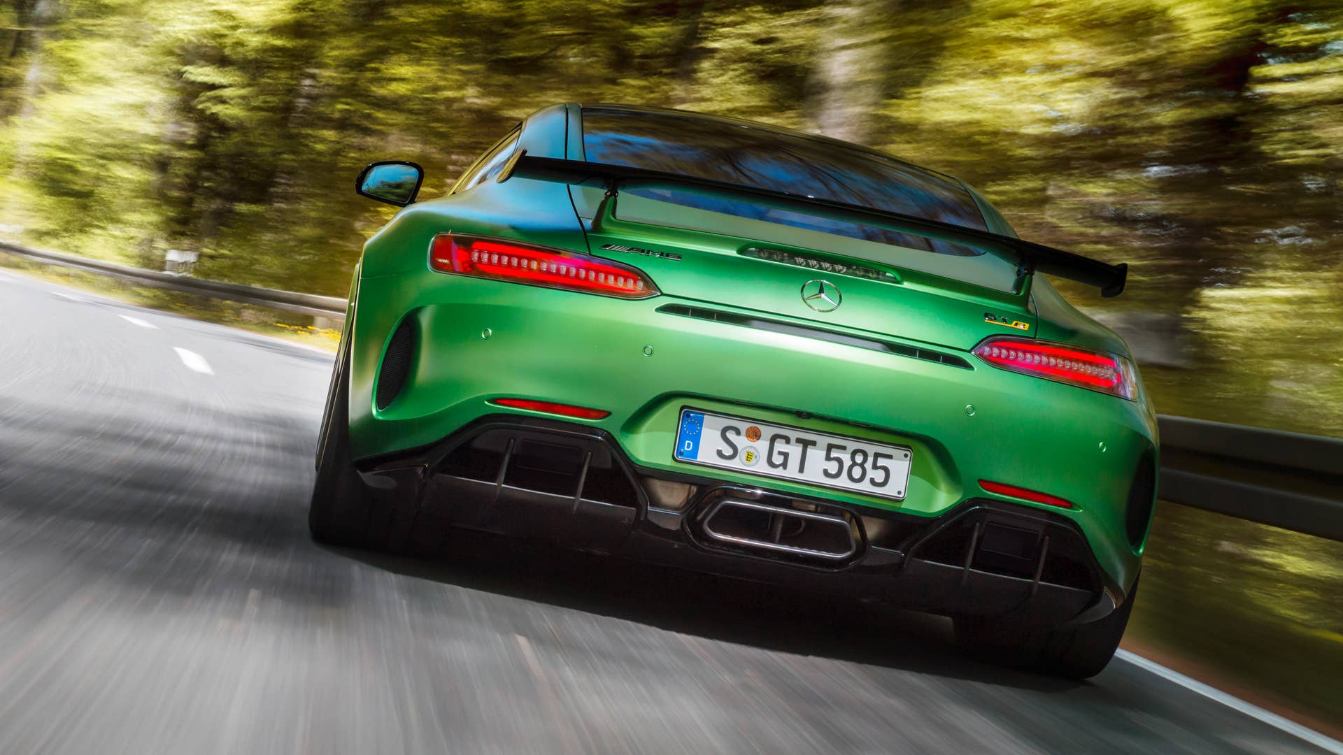 AMG GT R; 2016; LandstraÃe; Exterrieur: AMG Green Hell magno; Kraftstoffverbrauch kombiniert: 11,4 l/100 km, CO2-Emissionen kombiniert: 259 g/km AMG GT R; 2016; country road; Exterior: AMG Green Hell magno; Fuel consumption, combined: 11.4 l/100 km, CO2 emissions, combined: 259 g/km