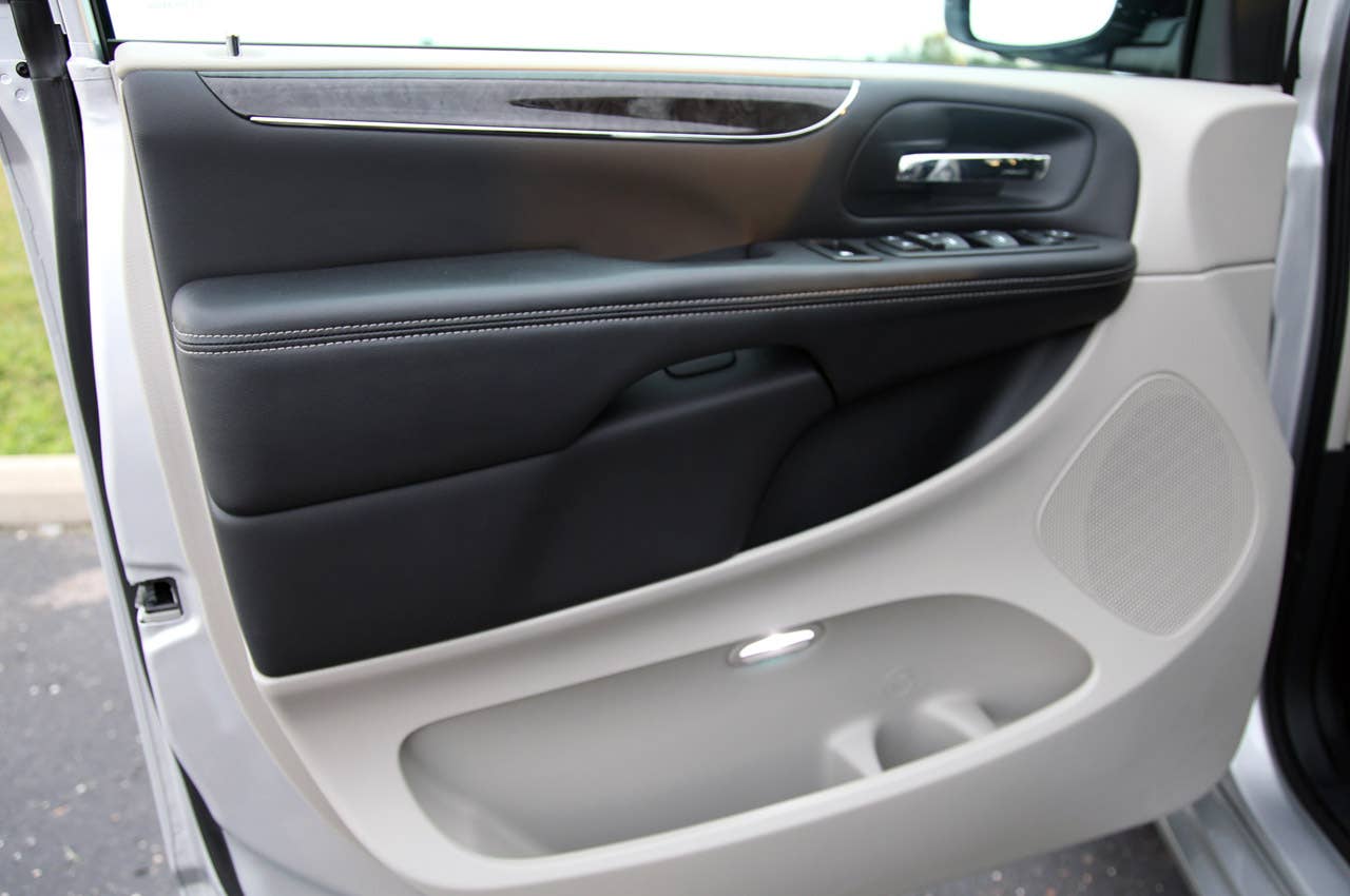 2011 Chrysler Town& Country Touring door