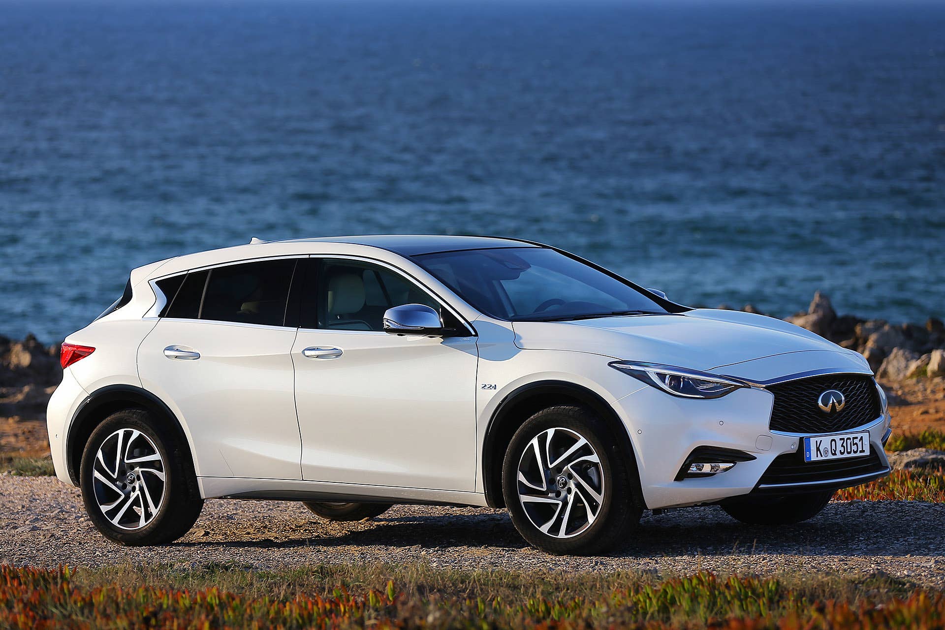 2017 Infiniti Q30 front 3/4 view