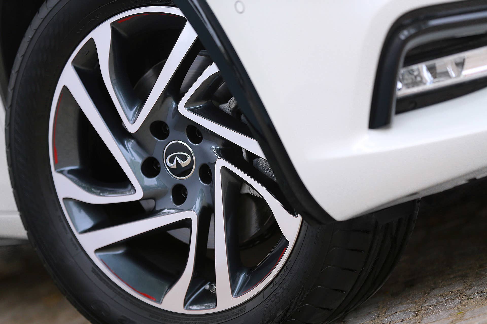2017 Infiniti Q30 wheel
