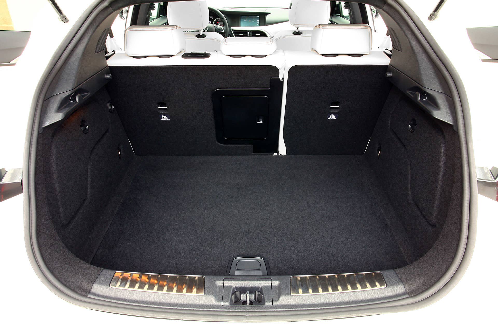 2017 Infiniti Q30 rear cargo area