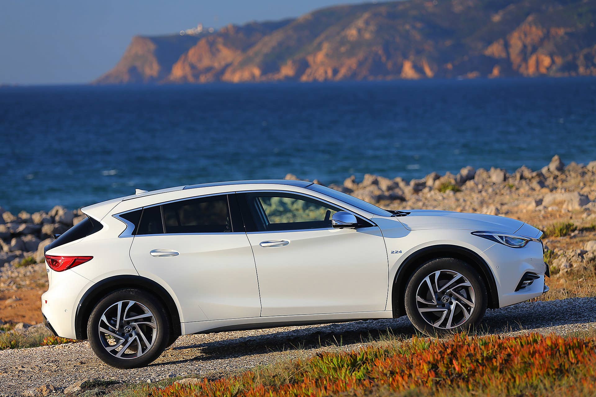 2017 Infiniti Q30 side view
