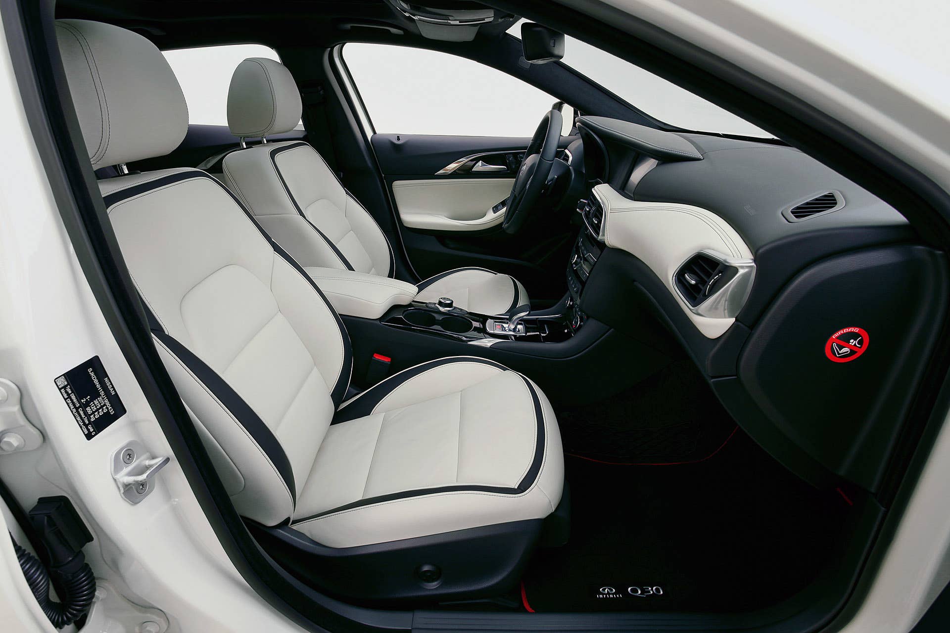 2017 Infiniti Q30 front seats