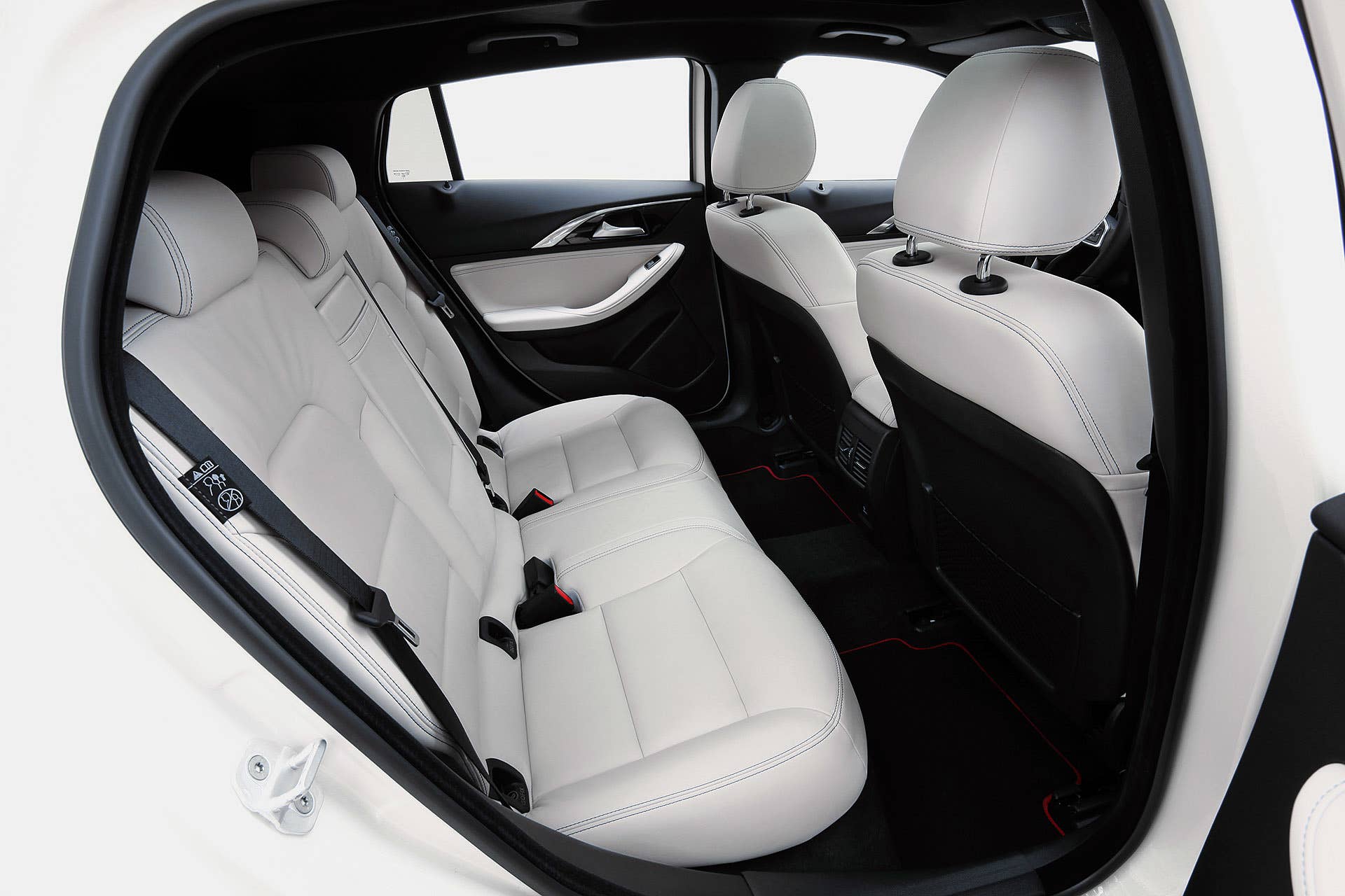 2017 Infiniti Q30 rear seats
