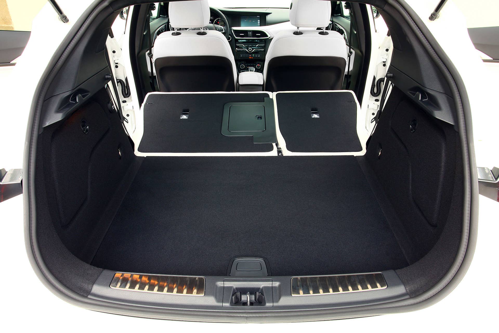 2017 Infiniti Q30 rear cargo area