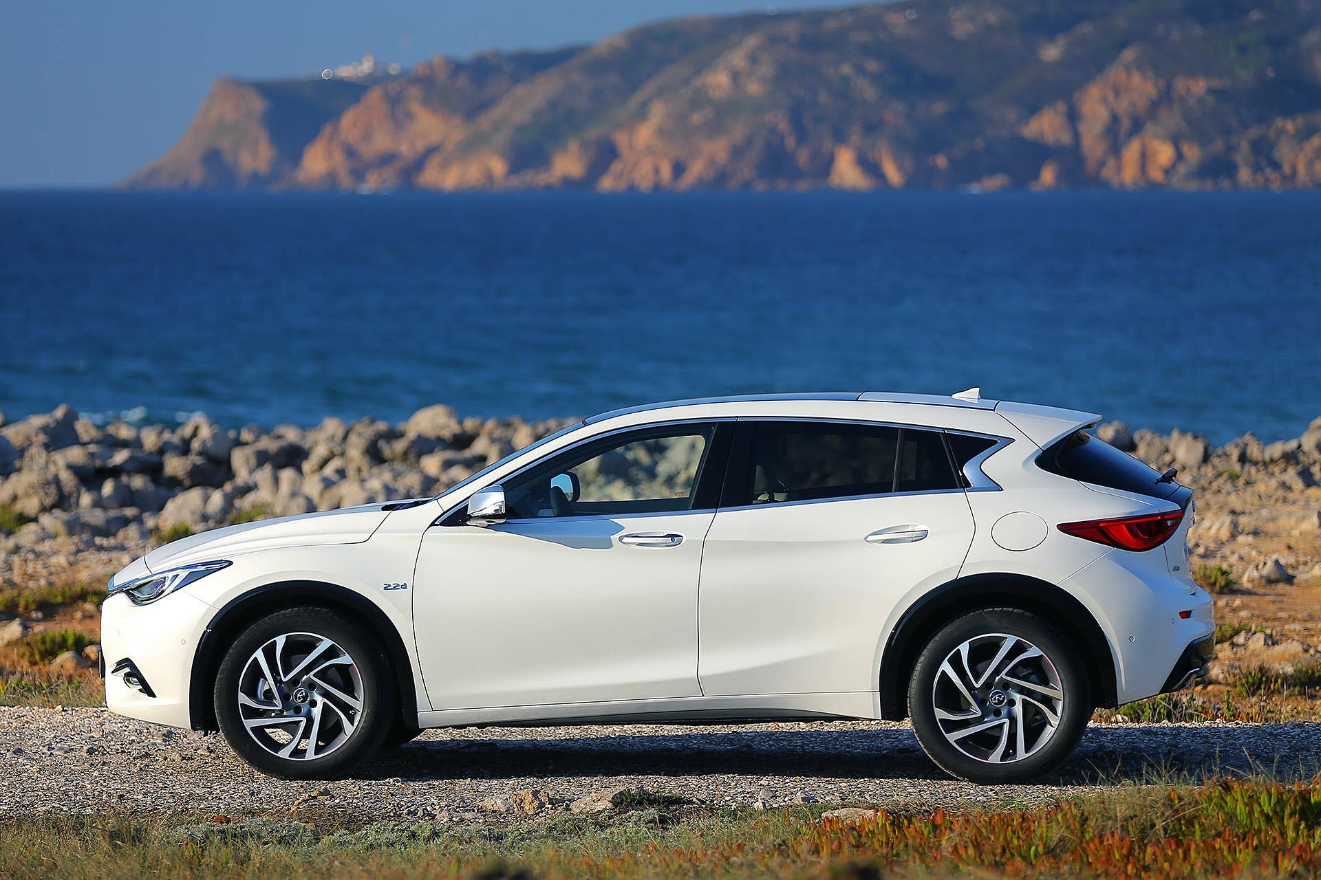 2017 Infiniti Q30 side view