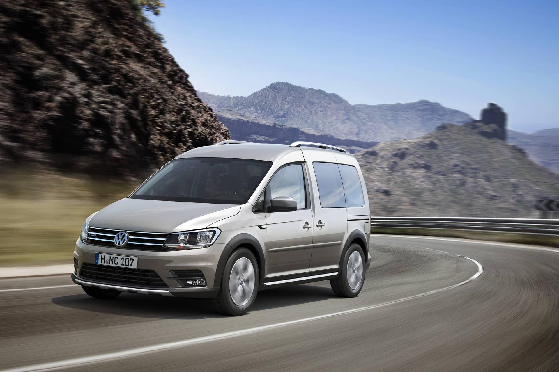 Volkswagen Caddy Alltrack passenger highway front 3/4