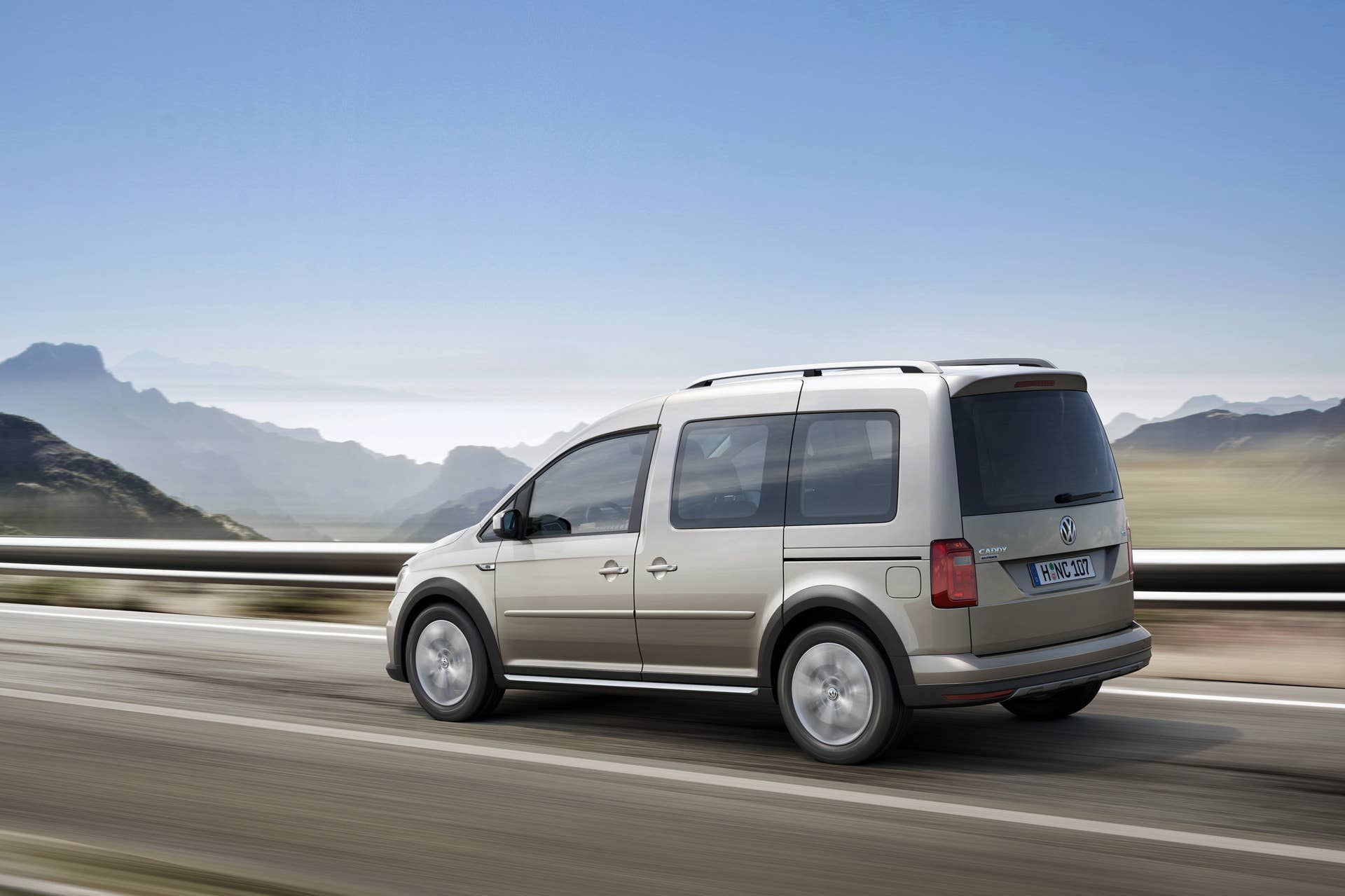 Volkswagen Caddy Alltrack passenger moving rear 3/4