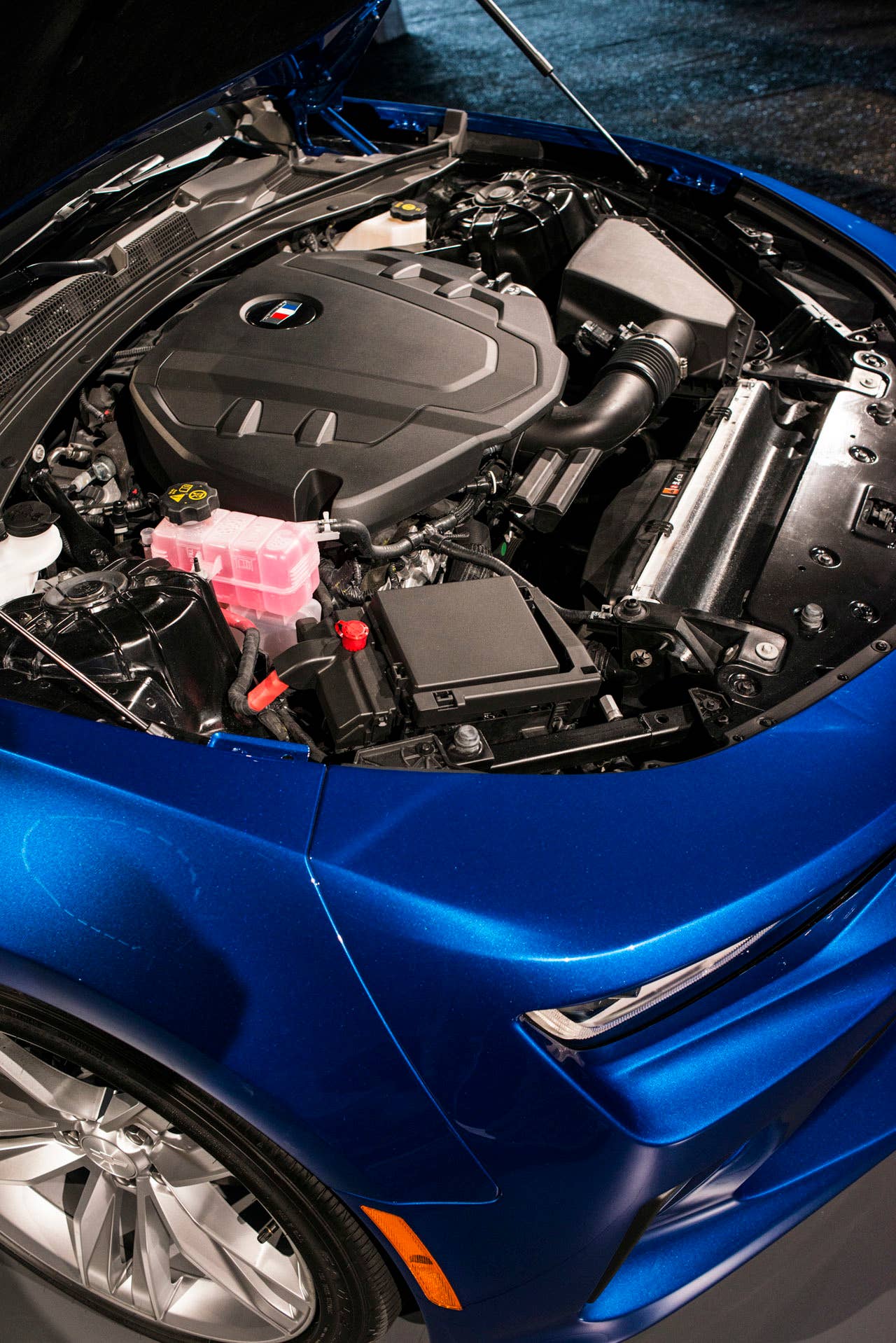 2016 chevy camaro blue hood closeup