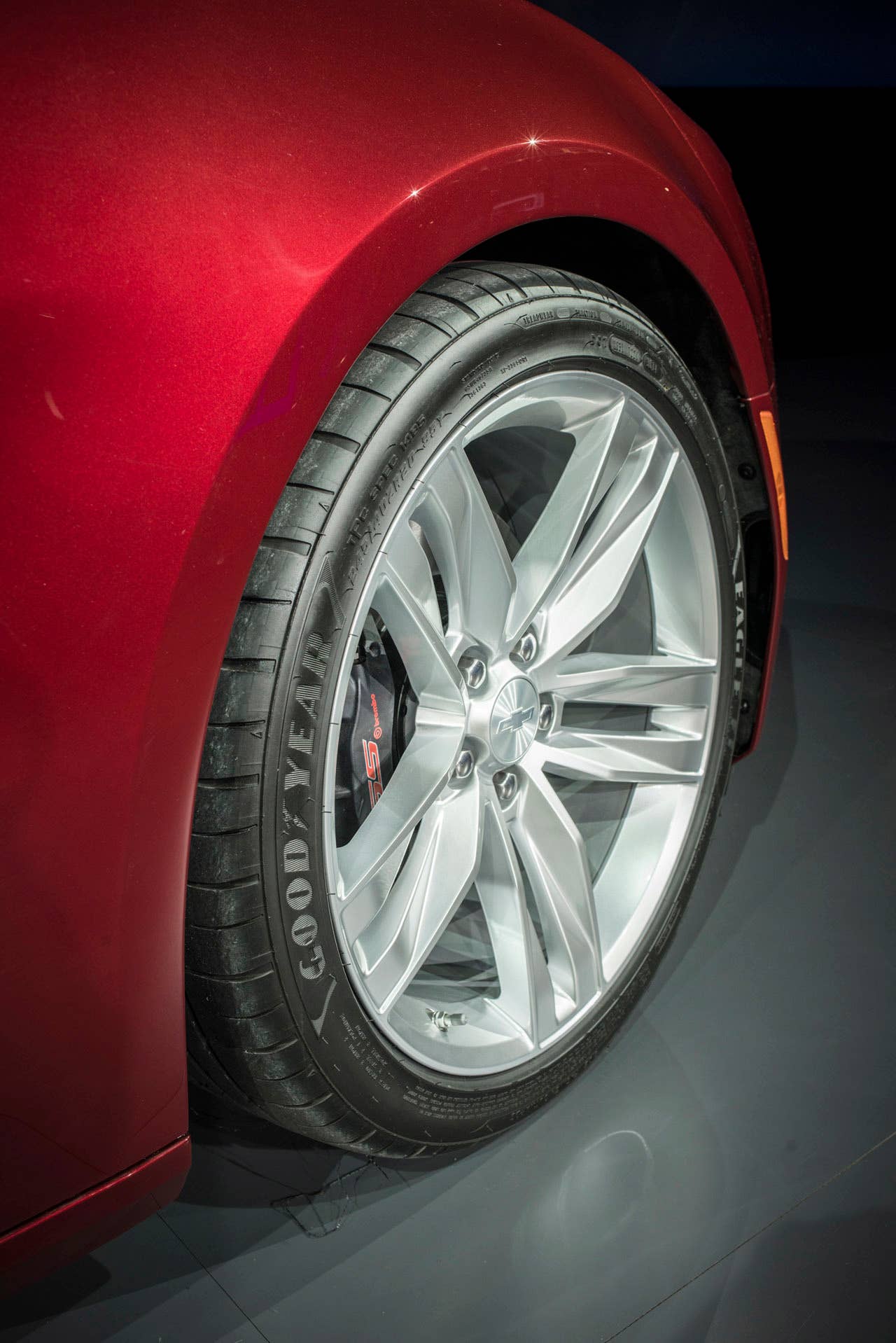 2016 chevy camaro front tires red