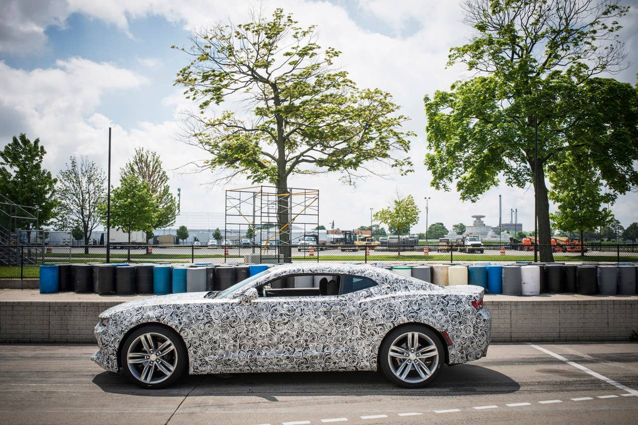 2016 chevy camaro race track side
