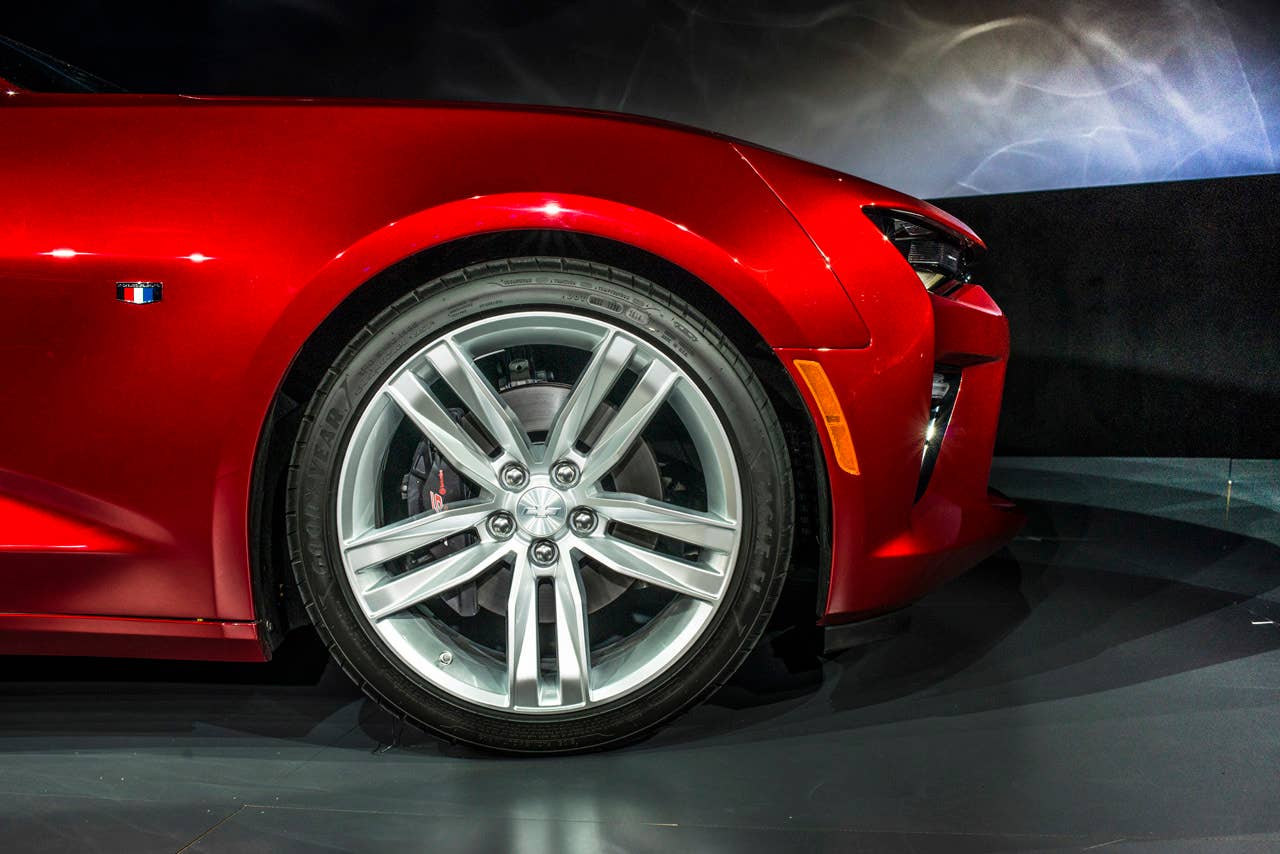 2016 chevy camaro front wheel close