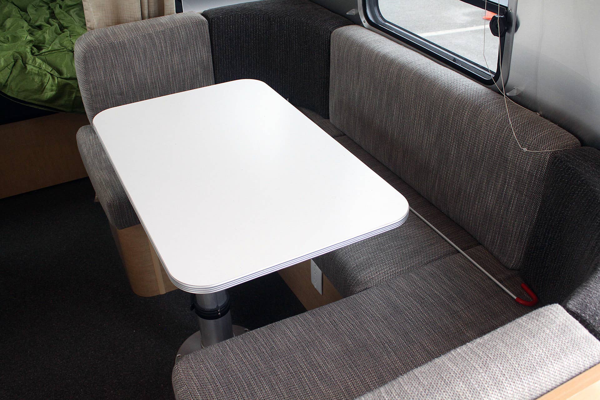 Airstream Bambi Sport 22 table