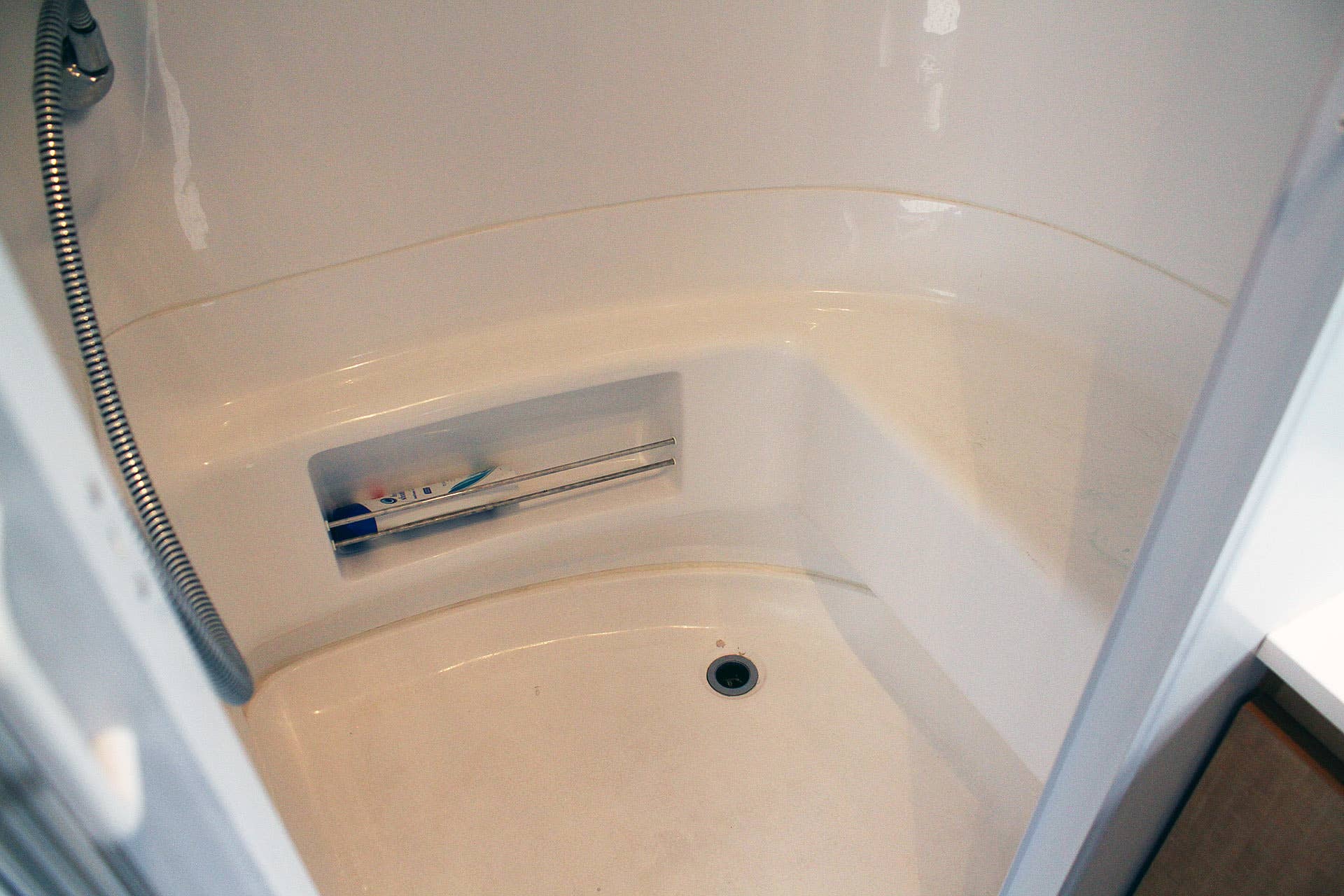 Airstream Bambi Sport 22 shower