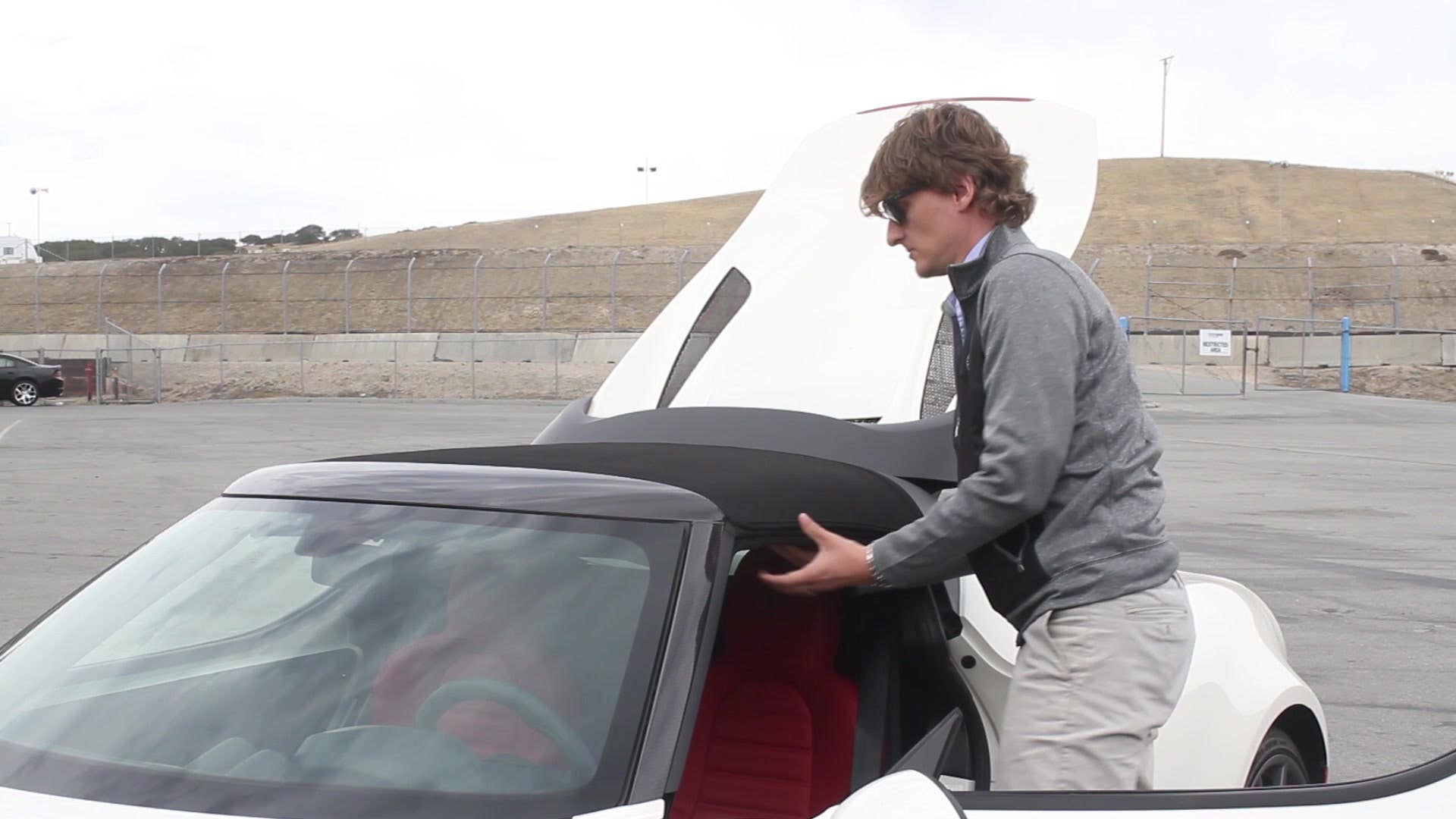 Autoblog Associate Editor Jonathon Ramsey demonstrates how to take the roof off the 2015 Alfa Romeo 4C Spider.