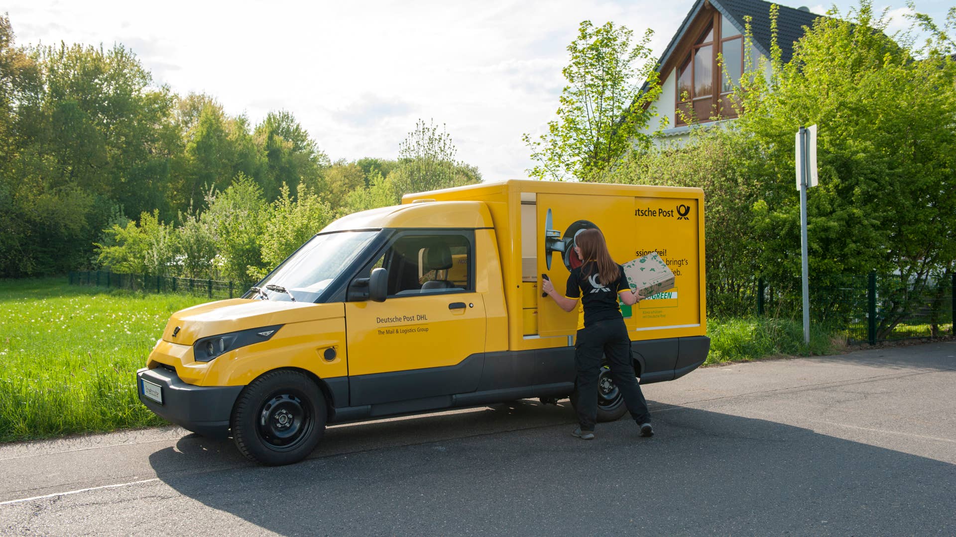 Videodreh mit den Elektrofahrzeugen Vito eCell, renault eKangoo, Iveco e-Daily und dem StreetScooter. Fotoaufnahmen wÃ¤hrend dem Dreh, bei MÃ¶glichkeit. Alle Mitarbeiter zustimmungen der Abgebildeten Personen liegen bei DHL/deutsche Post vor. Location: 1. Bonn Beuel, kreusstraÃe 2. BurghofstraÃe, Bonn Oberholtorf Foto: Â© Jennifer Zumbusch