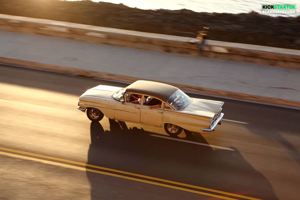 carros de cuba car on highway