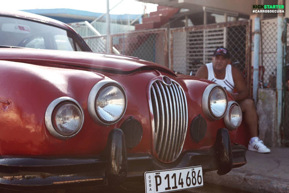 carros de cuba grille on street
