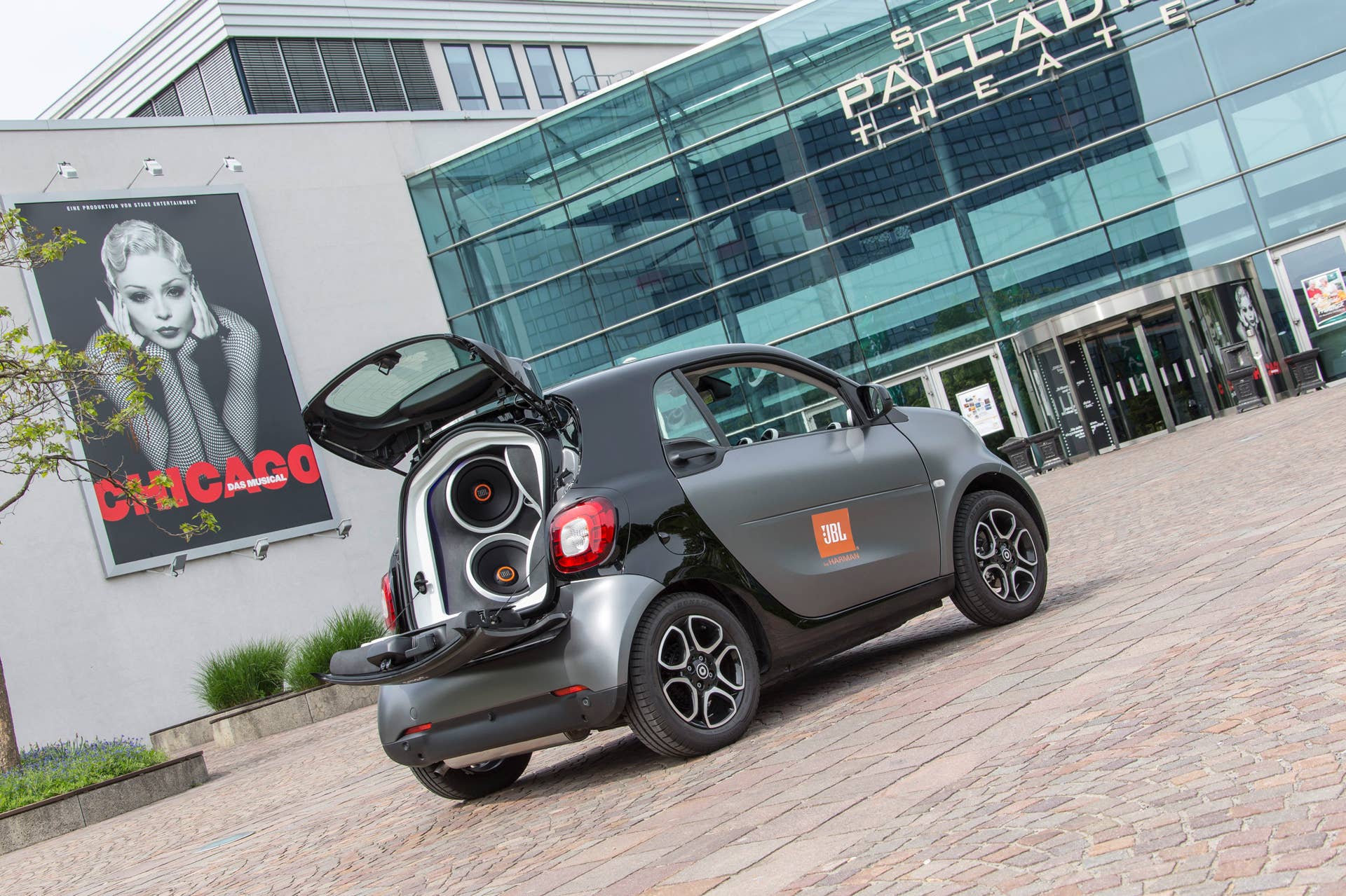 smart forgigs fortwo city coupe with jbl speakers