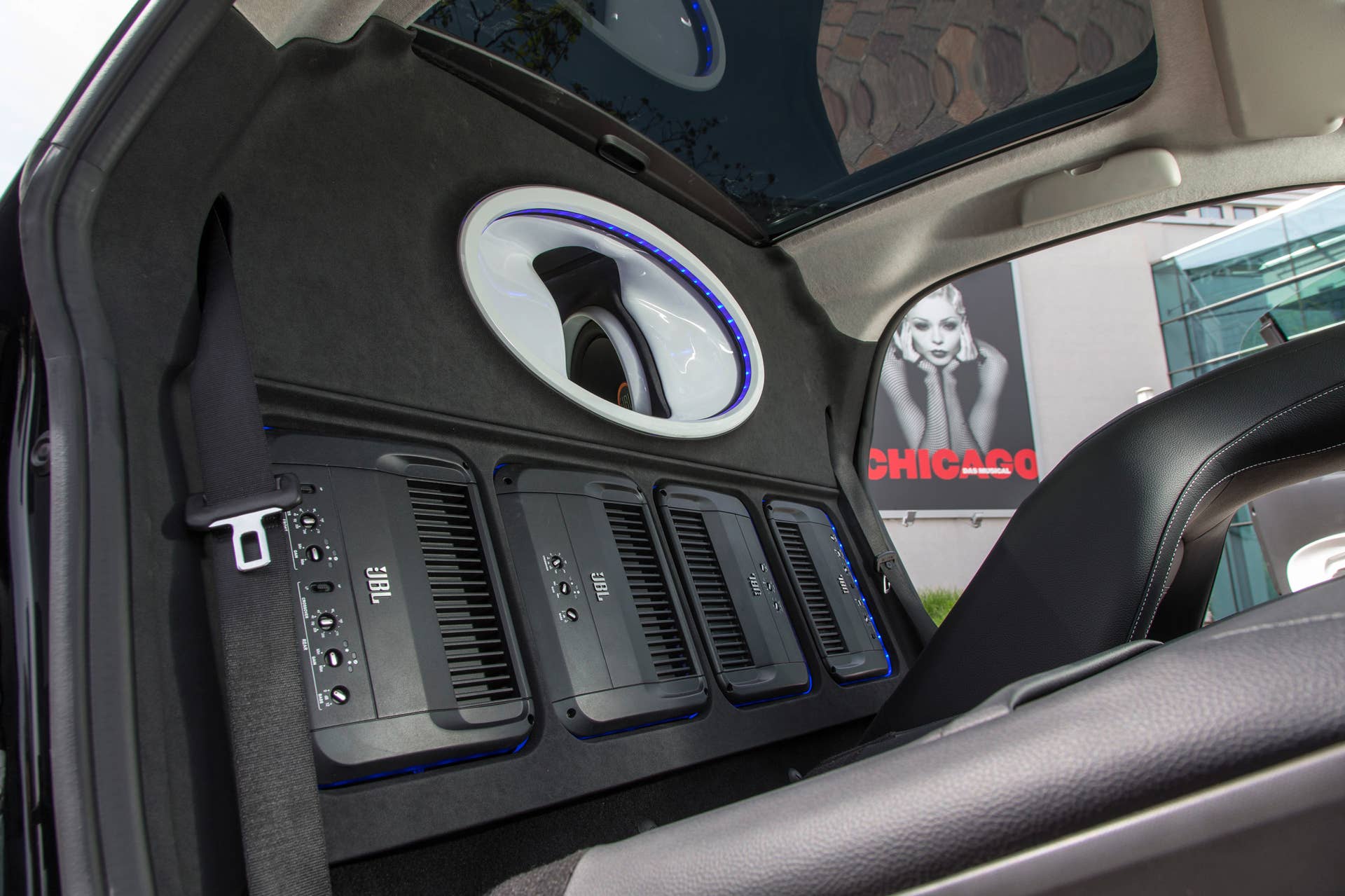smart forgigs fortwo city coupe with jbl sound system detail