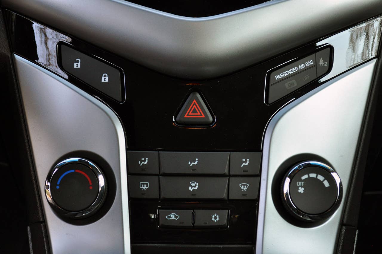 2012 Chevrolet Cruze Eco climate controls