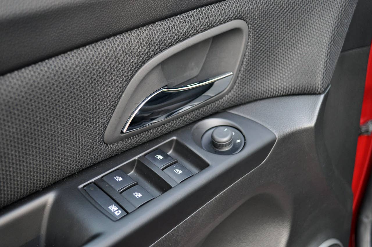 2012 Chevrolet Cruze Eco door controls