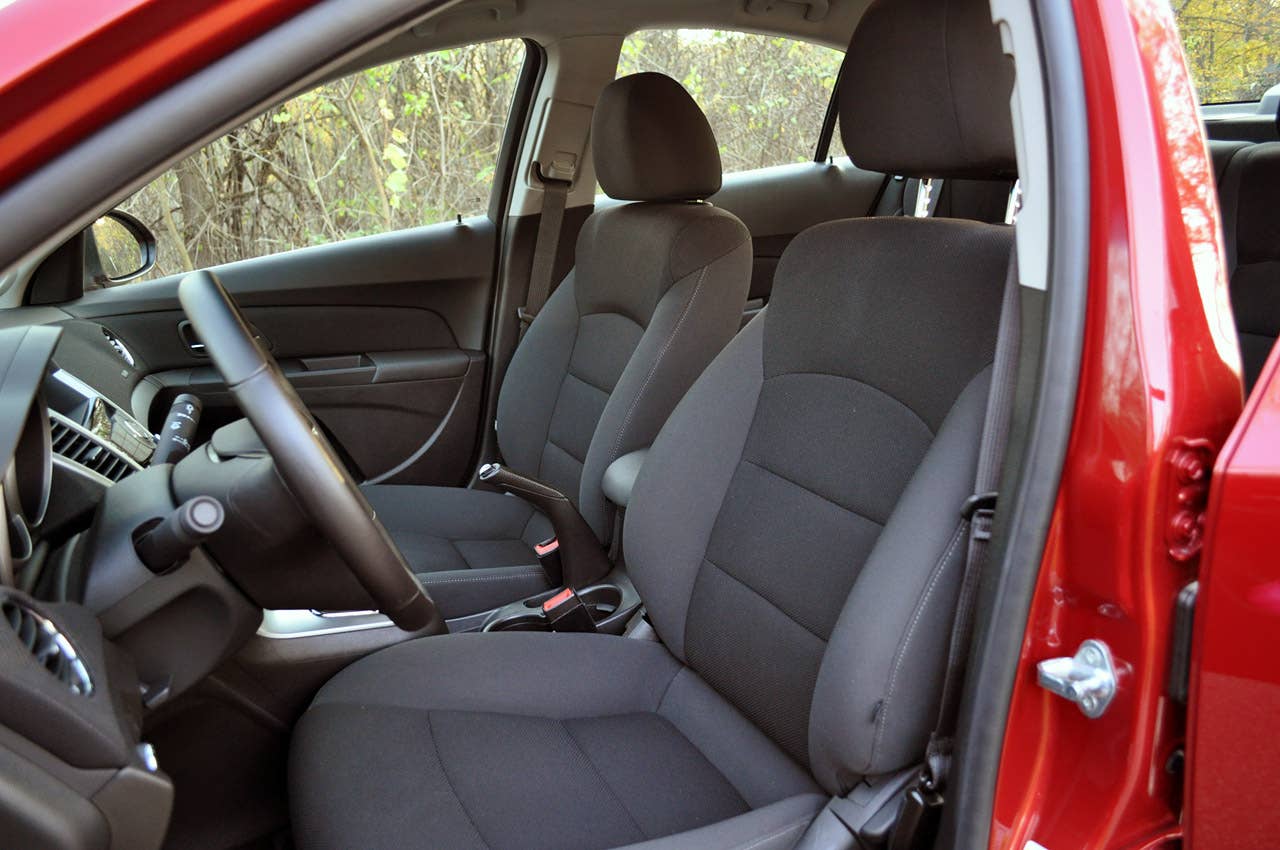 2012 Chevrolet Cruze Eco front seats