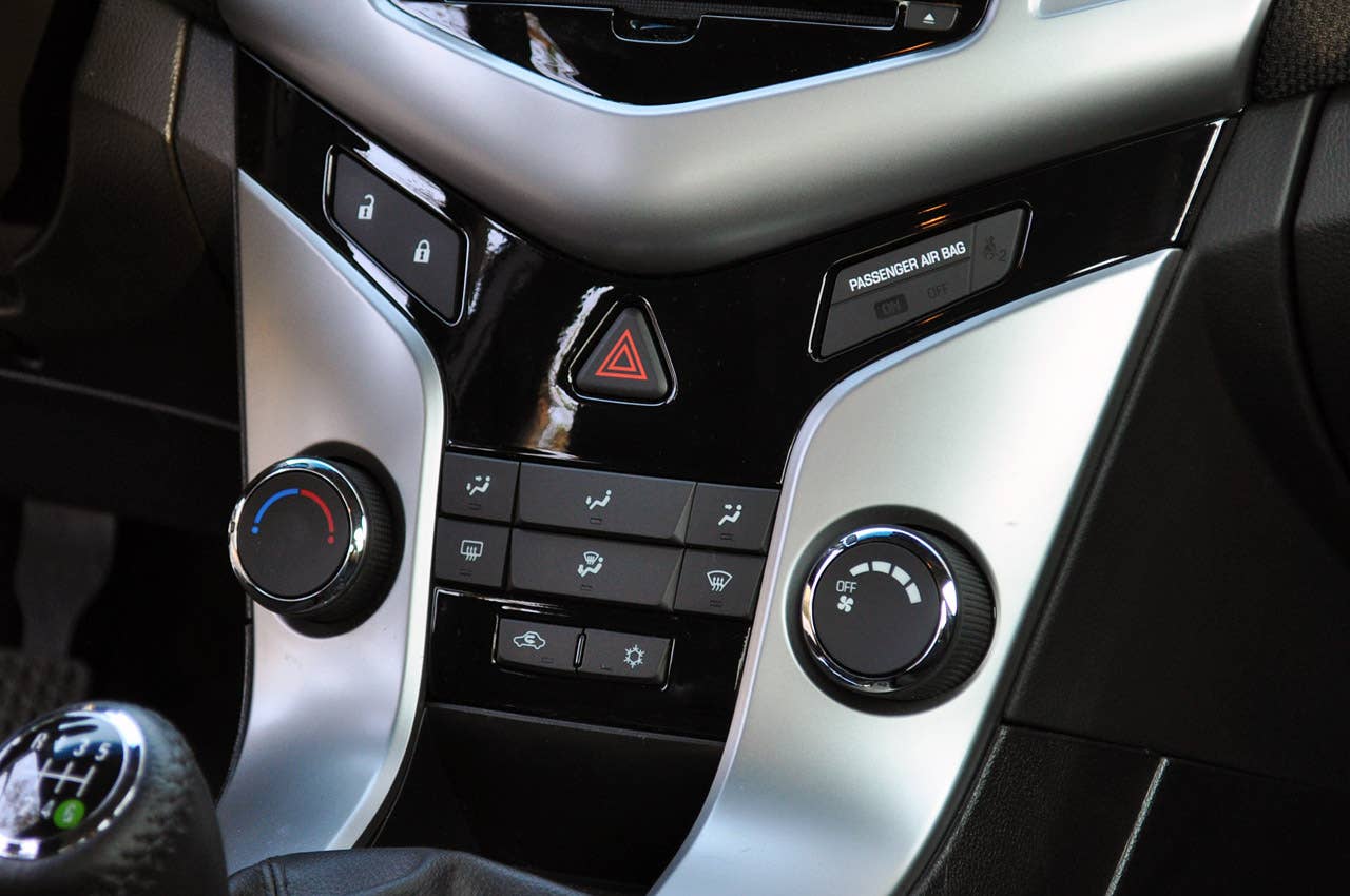 2012 Chevrolet Cruze Eco climate controls