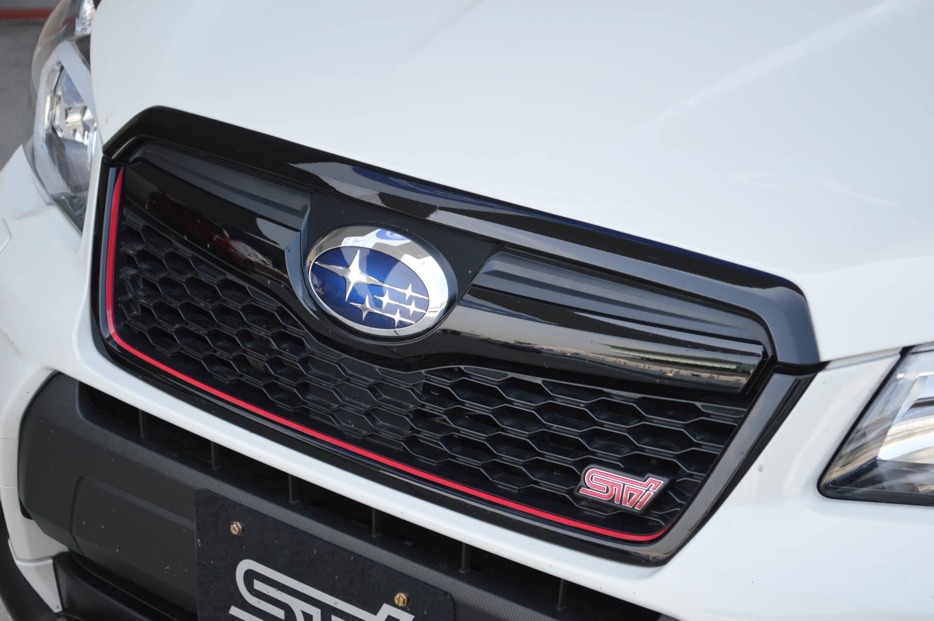 2016 Subaru Forester tS white grille