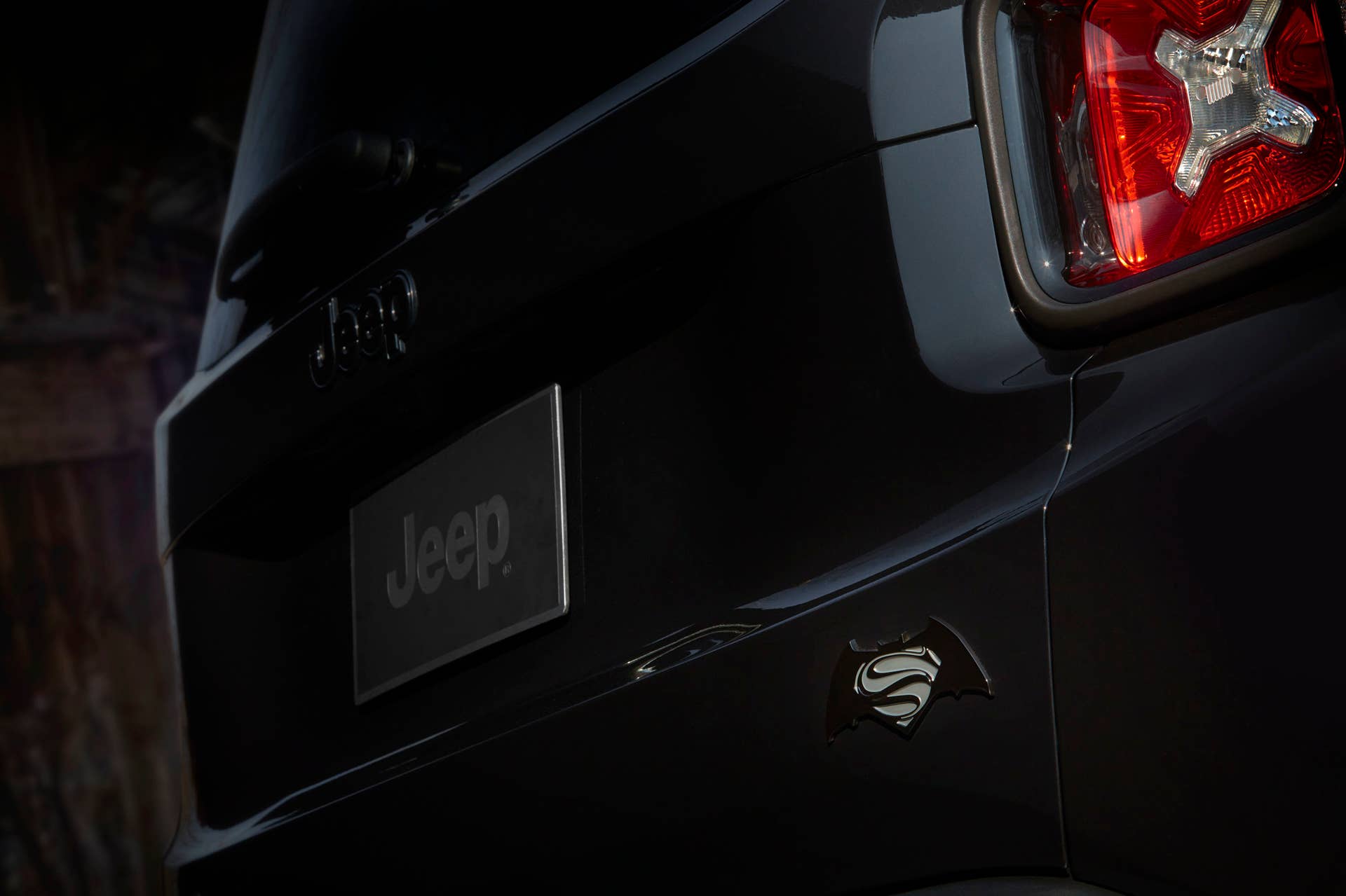 2016 jeep renegade dawn of justice special edition emblem