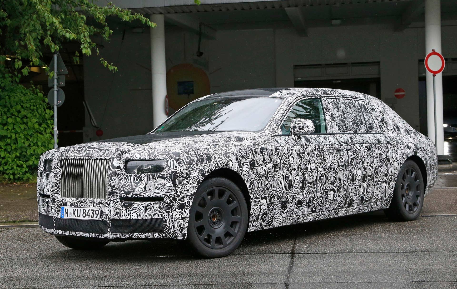2018 rolls-royce phantom front