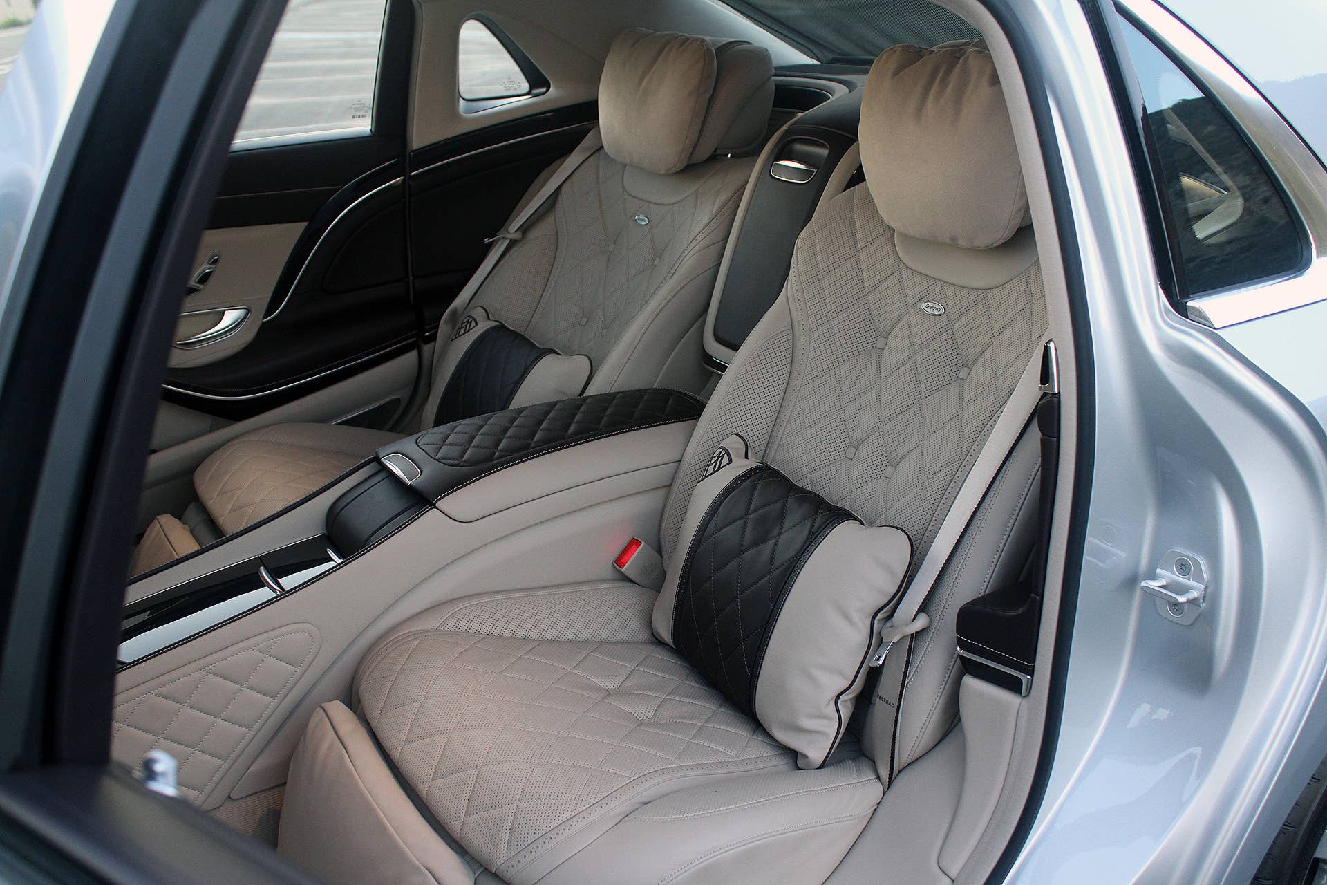2016 Mercedes-Maybach S600 rear seats