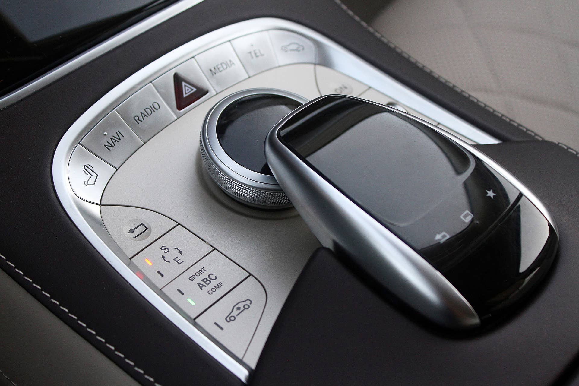 2016 Mercedes-Maybach S600 infotainment system controls