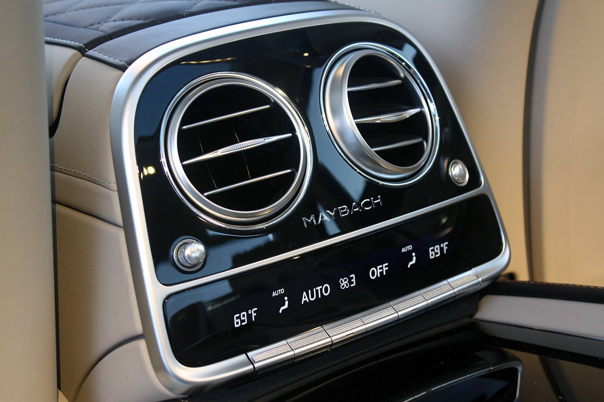 2016 Mercedes-Maybach S600 rear seat climate controls
