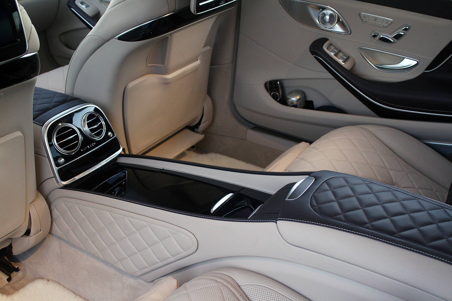 2016 Mercedes-Maybach S600 rear seats