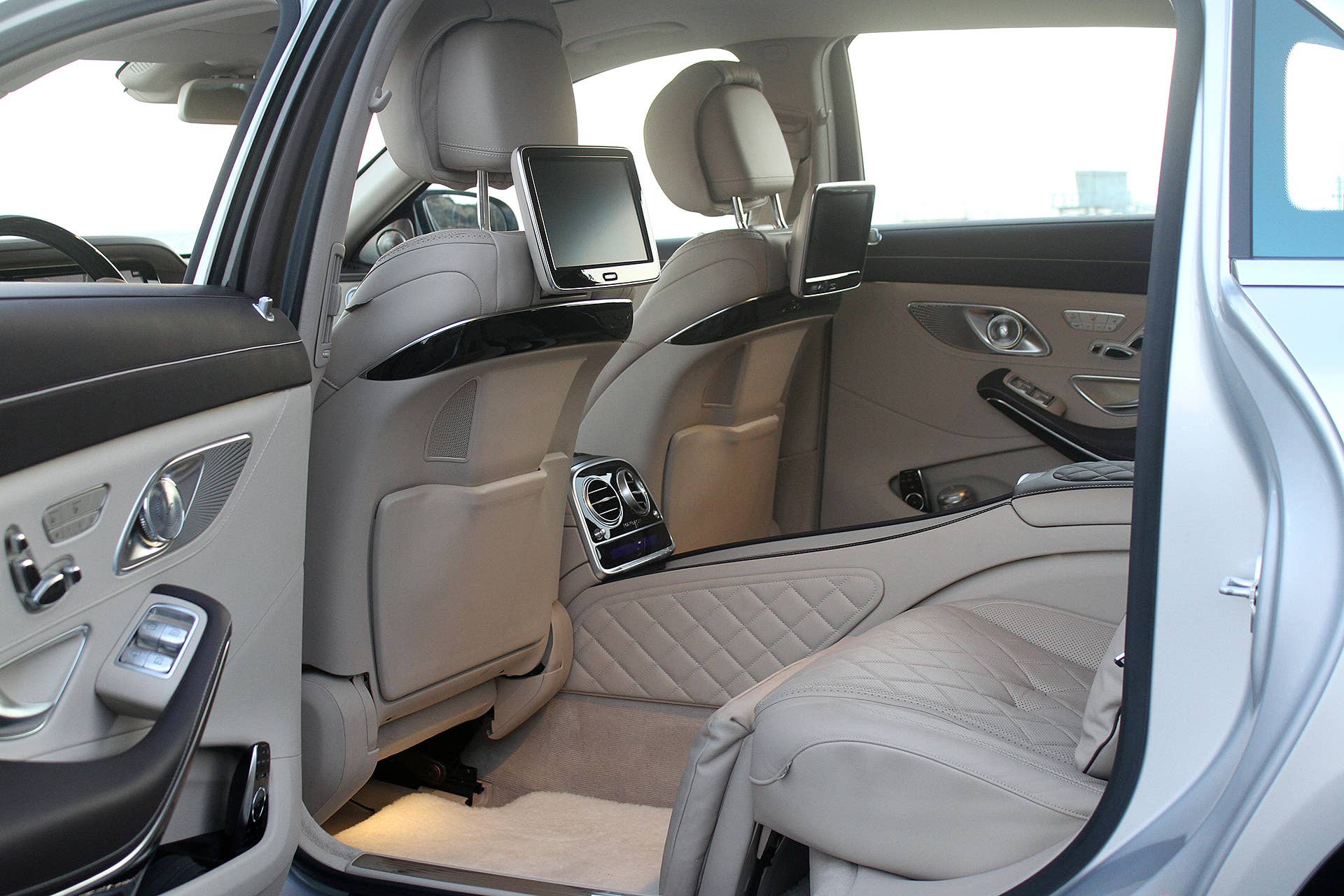 2016 Mercedes-Maybach S600 rear seats