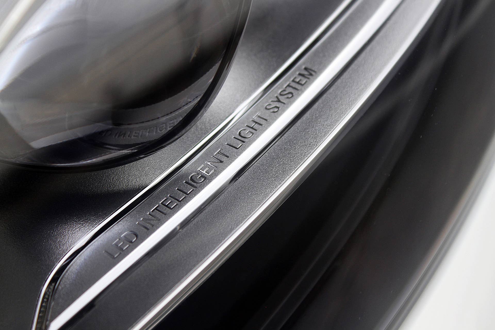 2016 Mercedes-Maybach S600 headlight detail