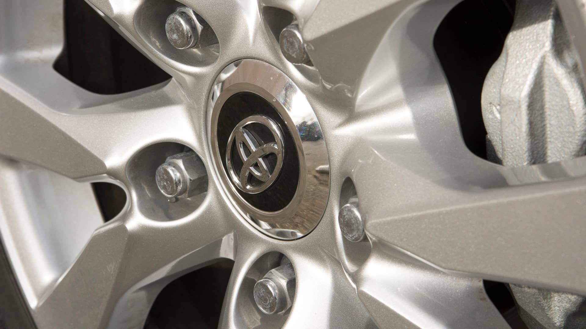 toyota land cruiser 2016 wheel hub lugs