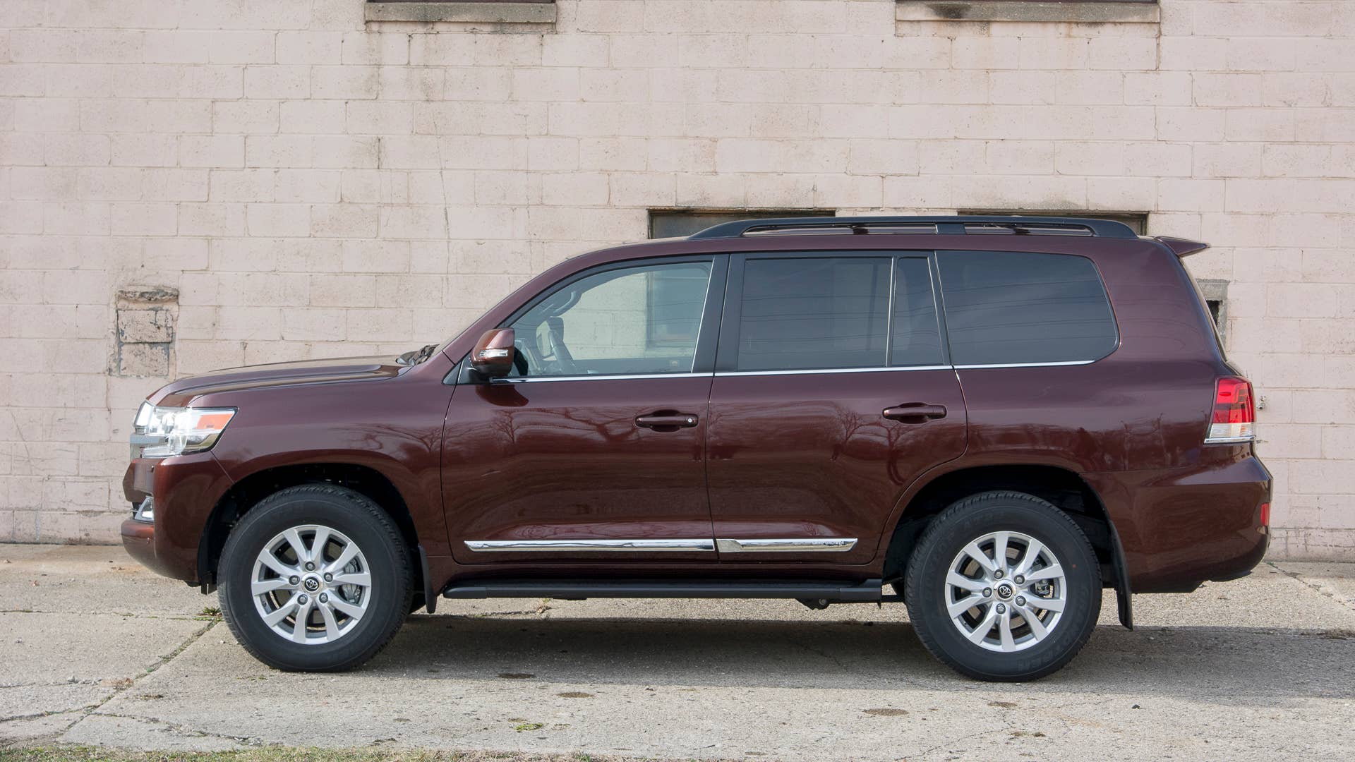 2016 toyota land cruiser profile view