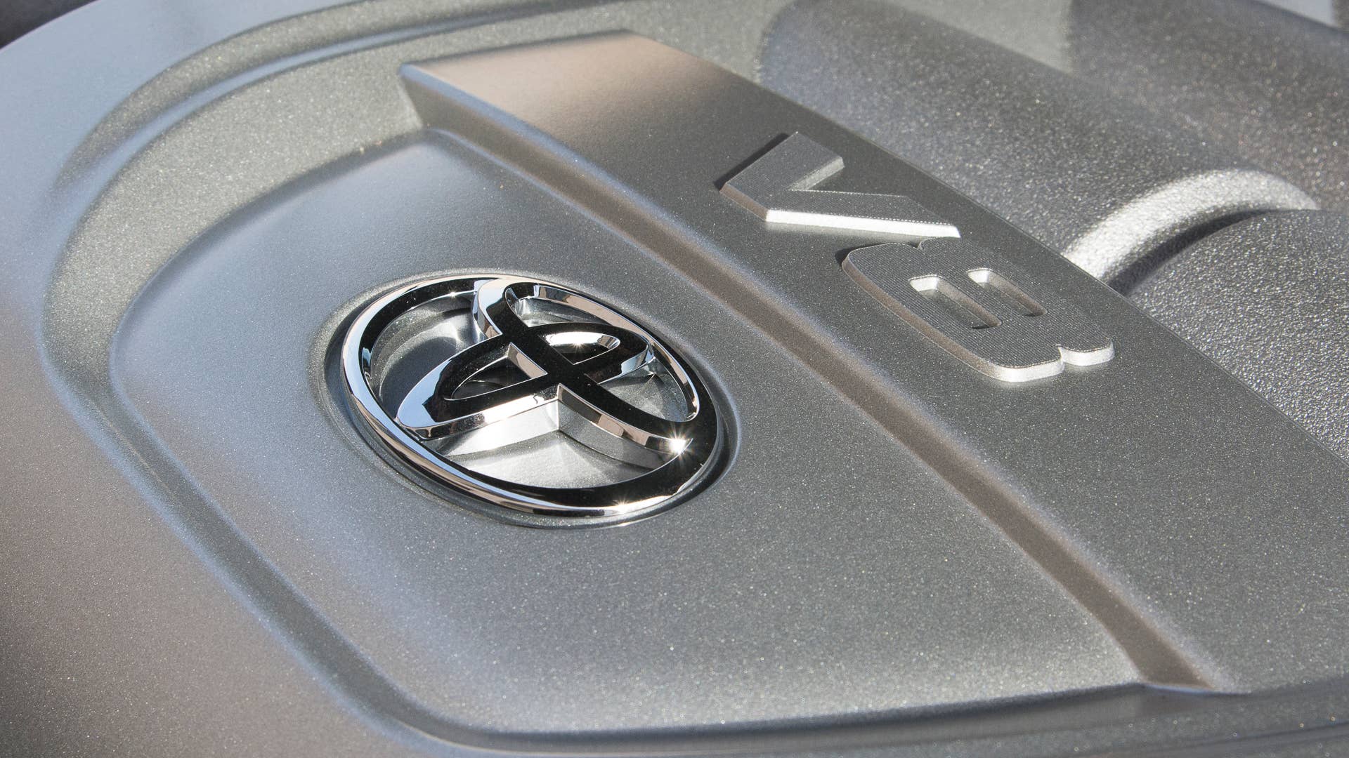 2016 toyota land cruiser badge v8 engine